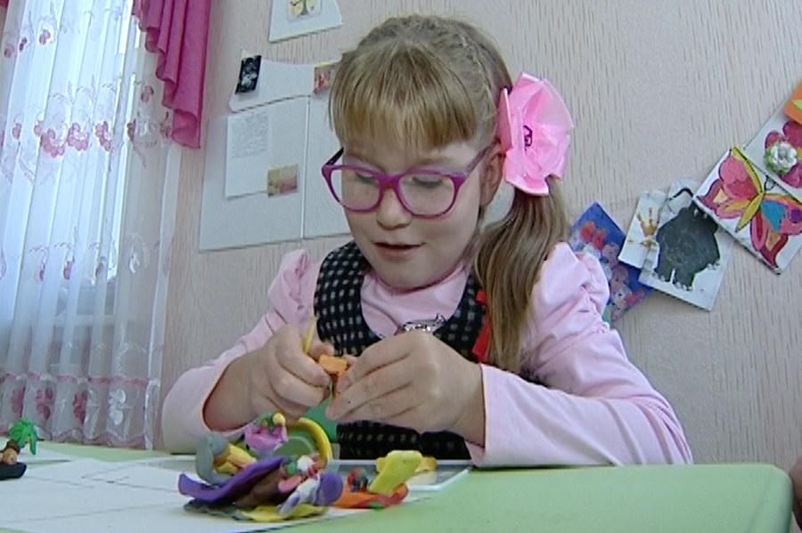 «Счастье каждому»: Доброй и отзывчивой Саше не хватает семейного тепла