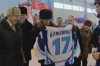 Амурского губернатора приняли в хоккейную команду Свободного - gtrkamur.ru