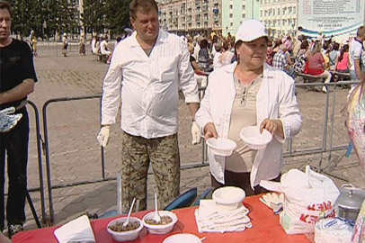 Делегация Константиновского района накормила благовещенцев гречневой кашей - gtrkamur.ru