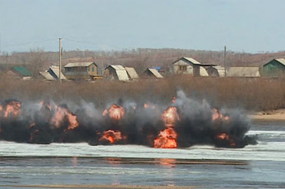 На реке Томь военные отрабатывали меры защиты мостов от ледохода - gtrkamur.ru