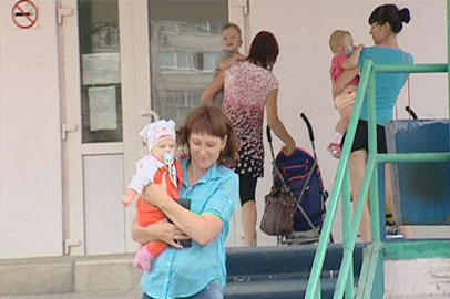Мамы с грудничками из Тепличного вынуждены добираться к педиатру в Чигири - gtrkamur.ru