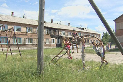 Жители бараков в Зее безуспешно добиваются обустройства детской площадки - gtrkamur.ru