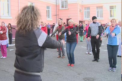 Врачи и пациенты детской областной больницы вышли на массовую зарядку - gtrkamur.ru