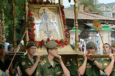 Православные со всего Приамурья прошли крестным ходом по улицам Благовещенска - gtrkamur.ru