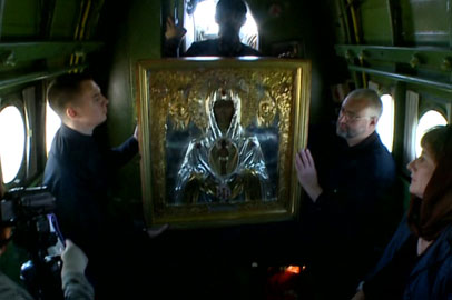 Священнослужители пролетели над Тамбовским районом с Албазинской иконой - gtrkamur.ru