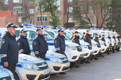 Полицейским из 11 районов области вручили ключи от новых спецмашин - gtrkamur.ru