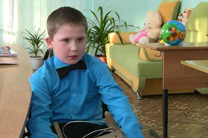 «Счастье каждому»: 9-летний Кирилл и годовалая Юля нуждаются в родителях - gtrkamur.ru