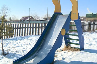 В Гонже впервые за несколько десятилетий оборудовали детскую площадку - gtrkamur.ru