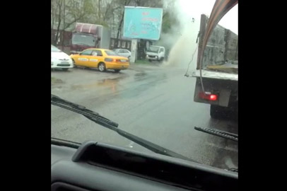 Фонтан воды бил на перекрестке улиц Калинина и Пролетарской в Благовещенске - gtrkamur.ru
