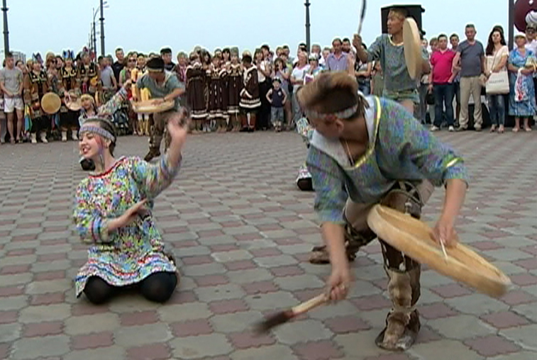 Эвенки и орочоны станцевали на набережной Благовещенска - gtrkamur.ru