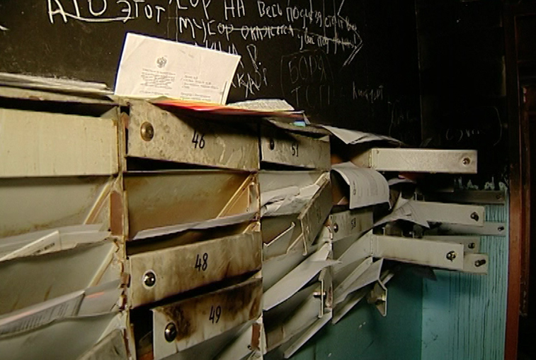 Жители многоэтажки в Моховой Пади не могут добиться ремонта подъезда после пожара - gtrkamur.ru