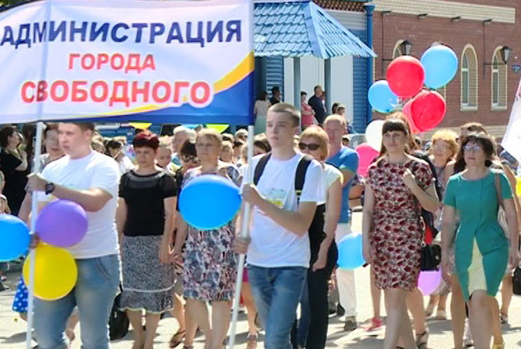 Свободный отметил 105-летие шествием и футбольным матчем со звездами - gtrkamur.ru