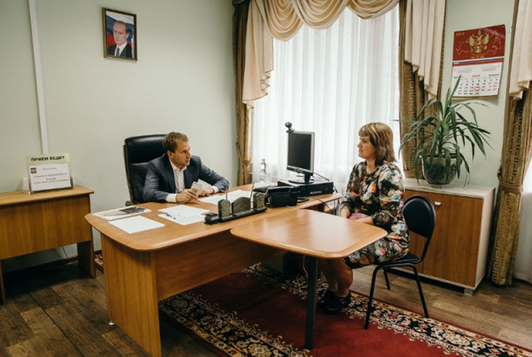 Состояние дорог и мобильной связи: Губернатор рассматривает вопросы амурчан из «зеленой папки» - gtrkamur.ru