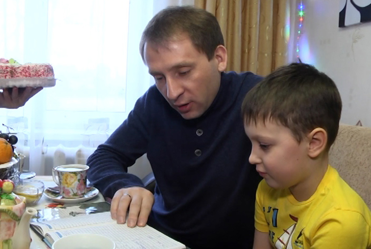 Александр Козлов вручил ребенку-инвалиду приглашение на губернаторскую елку - gtrkamur.ru