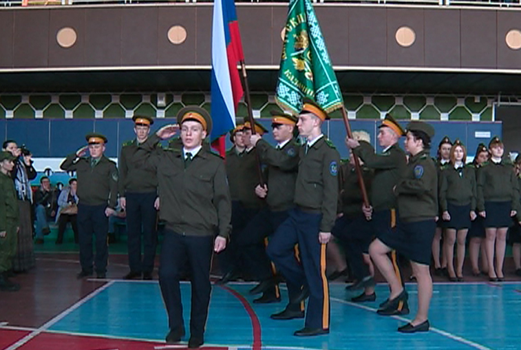 Выпускнику Амурского казачьего колледжа подарили трактор - gtrkamur.ru