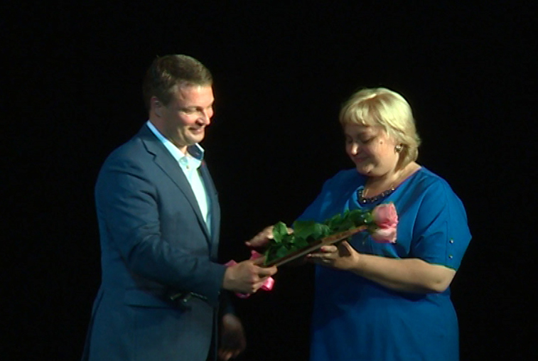 Лучших соцработников Приамурья наградили в преддверии профессионального праздника - gtrkamur.ru