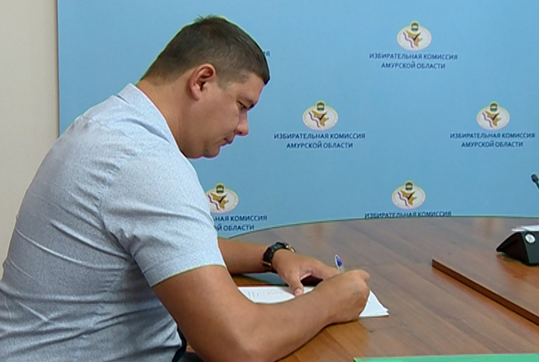 Кандидаты в депутаты Госдумы Кирилл Зимин и Татьяна Ракутина подали документы на регистрацию - gtrkamur.ru