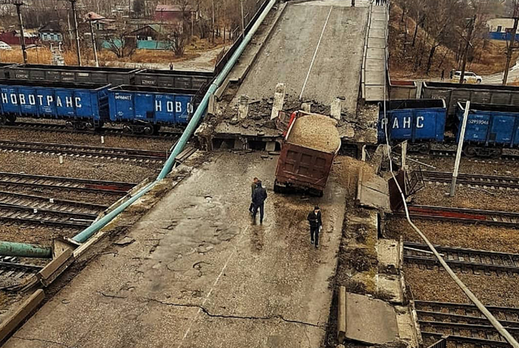 После обрушения моста в Свободном введен режим ЧС - gtrkamur.ru