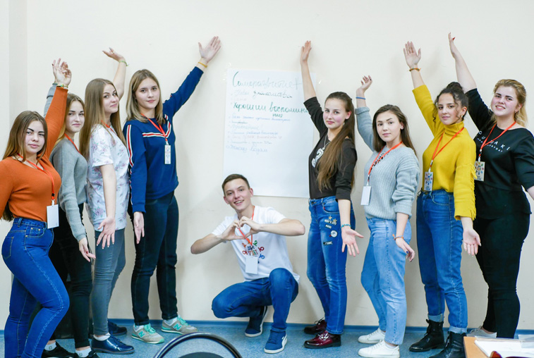 200 первокурсников прошли обучение в Студенческой школе волонтеров «ДоброStart» - gtrkamur.ru