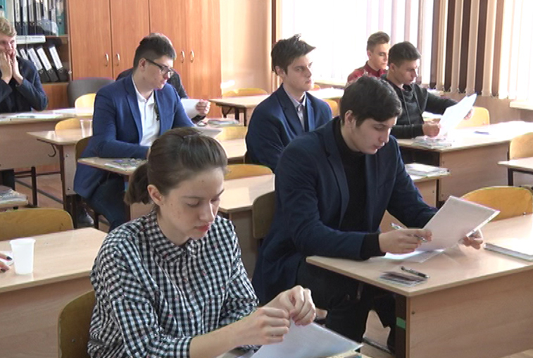 Амурские выпускники почти 4 часа писали итоговое сочинение - gtrkamur.ru