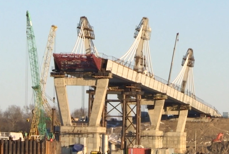 Мороз и праздники не остановили строительство моста через Амур - gtrkamur.ru