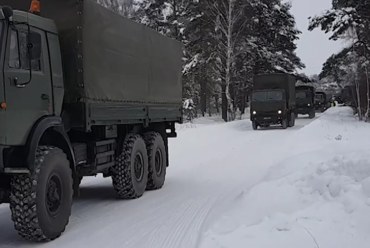 Военные перебрасывают инженерное оборудование на место схода оползня - gtrkamur.ru