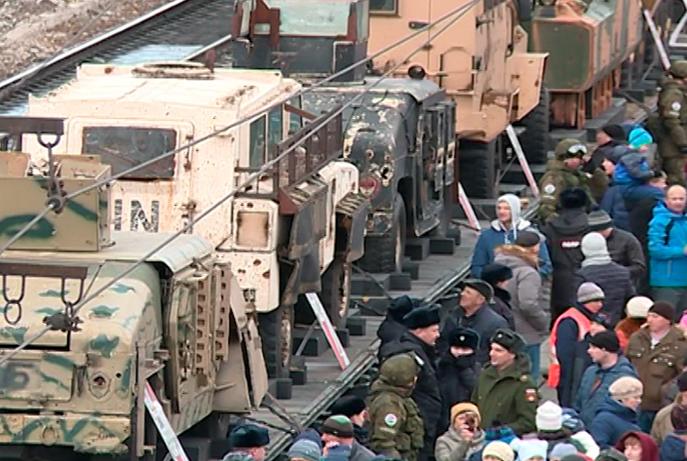В Белогорске поезд с трофеями войны в Сирии встретили более 8 тысяч человек - gtrkamur.ru