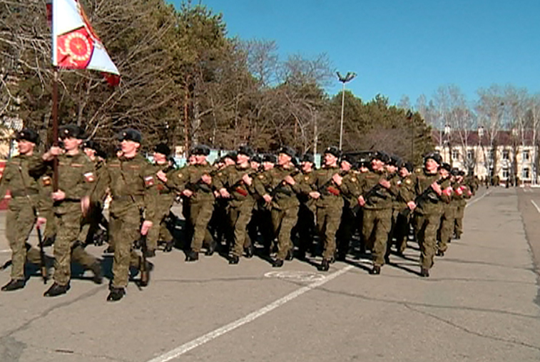 Массовую репетицию парада Победы провели в ДВОКУ - gtrkamur.ru