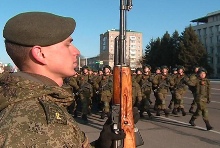 Массовую репетицию парада Победы провели в Благовещенске - gtrkamur.ru