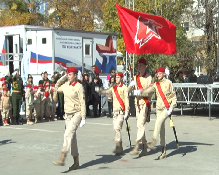 Солдатская каша, выставка военной техники и оружия: Курсанты ДВОКУ провели военно-патриотическую акцию «Служба в армии — твой выбор» - gtrkamur.ru