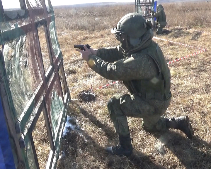 Новый вид тренировок по практической спортивной стрельбе осваивают амурские военнослужащие - gtrkamur.ru