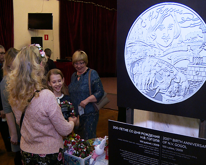 В честь Дня матери некоторые благовещенки бесплатно посетили спектакль «Одолжите тенора» - gtrkamur.ru