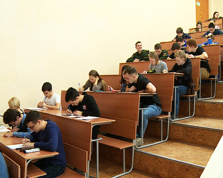 Амурчане приняли участие во всероссийском флешмобе по математике «MathCat» - gtrkamur.ru