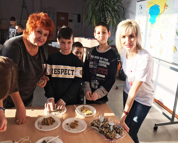 Учащиеся Селемджинского района сделали съедобные кормушки для птиц - gtrkamur.ru