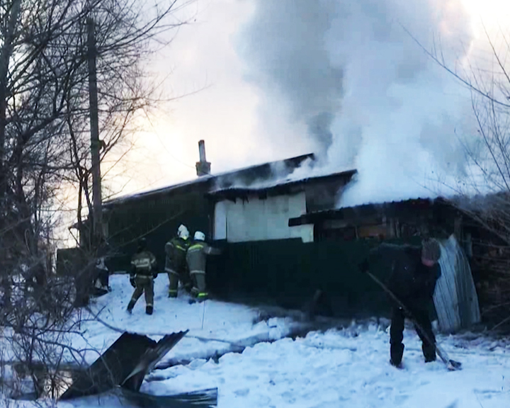 Пожар из-за халатности: Амурские огнеборцы ликвидировали крупное возгорание в Чигирях - gtrkamur.ru