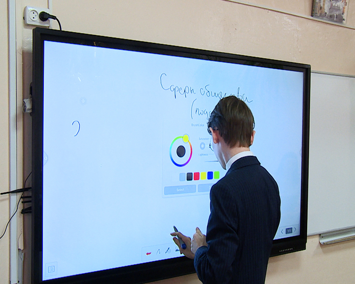 Новые мобильные классы! Ученики зейской школы №4 успешно осваивают современные технологии - gtrkamur.ru