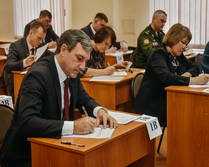 В Благовещенске родители выпускников и губернатор области написали ЕГЭ по истории - gtrkamur.ru