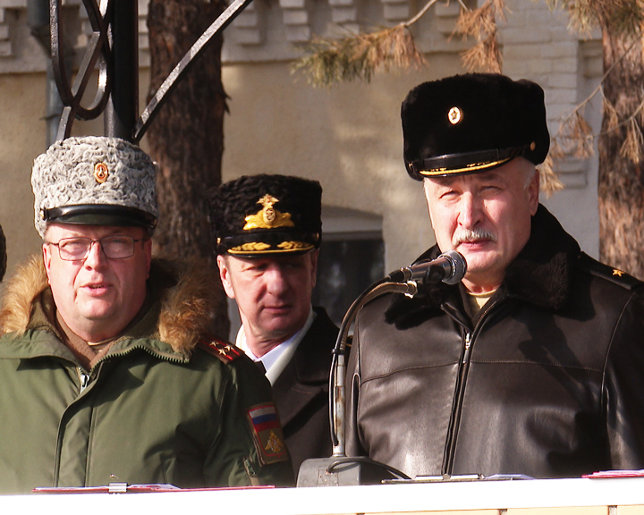Боевое знамя с орденом Жукова было торжественно представлено в ДВОКУ - gtrkamur.ru