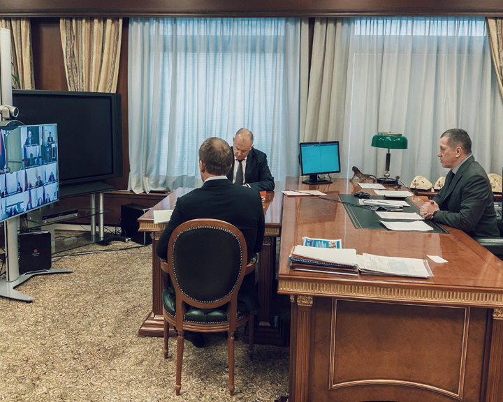 Юрий Трутнев провел совещание с главами ДФО по вопросам противодействия COVID-19 - gtrkamur.ru