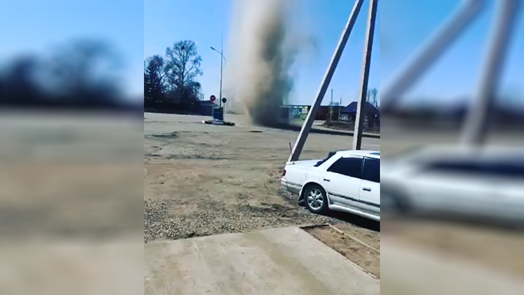 Торнадо в Свободном. В соцсети появилось видео пыльного вихря - gtrkamur.ru