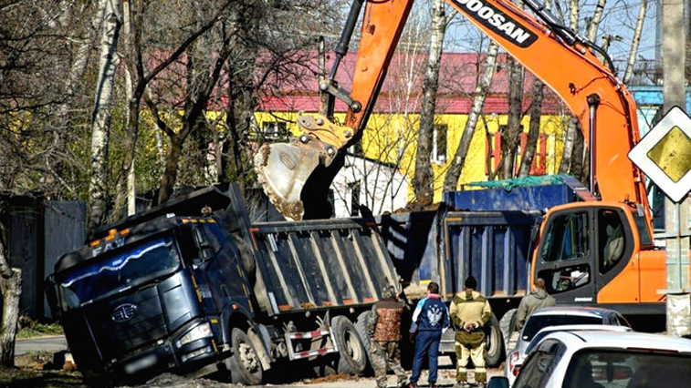 В Свободном из кювета доставали многотонный самосвал, съехавший с дороги - gtrkamur.ru