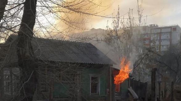 В Благовещенске сегодня вечером горел нежилой дом по ул. Октябрьской - gtrkamur.ru