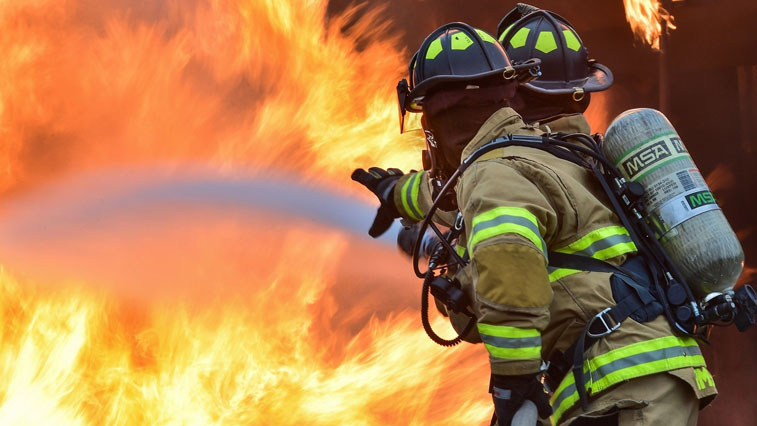 Благовещенские пожарные вывели из огня 5 человек - gtrkamur.ru