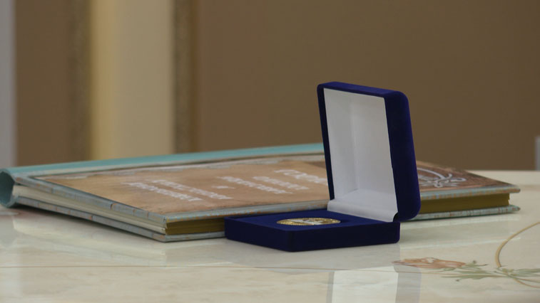 В Международный день семьи амурским молодоженам и новоиспеченным матерям вручили памятные знаки - gtrkamur.ru