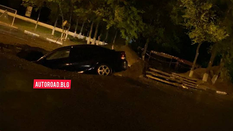 Земля ушла из-под колес: в центре Благовещенска машина провалилась в яму - gtrkamur.ru