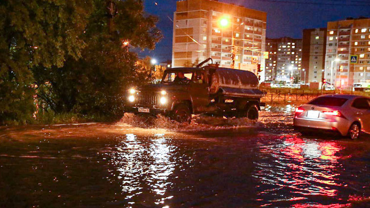 Более 500 кубометров воды откачали с улиц Благовещенска за ночь - gtrkamur.ru
