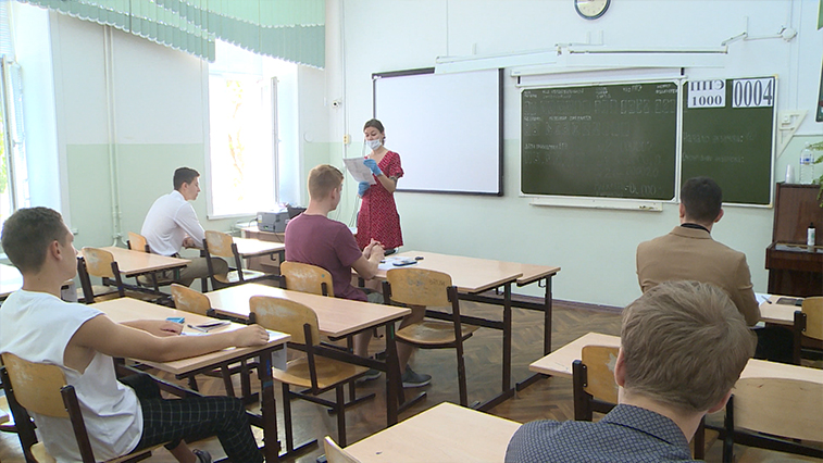 Выпускников школ рекомендовано раздеть: как проходит ЕГЭ в жару - gtrkamur.ru