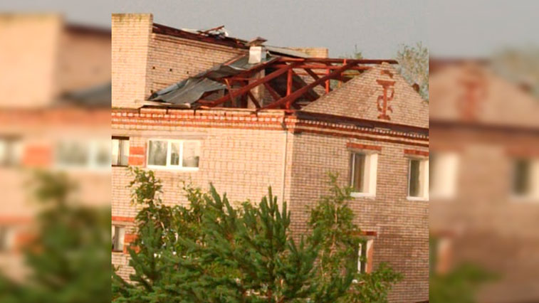 Режим ЧС в Октябрьском районе: Шквалистый ветер снес водокачки и крыши жилых домов - gtrkamur.ru