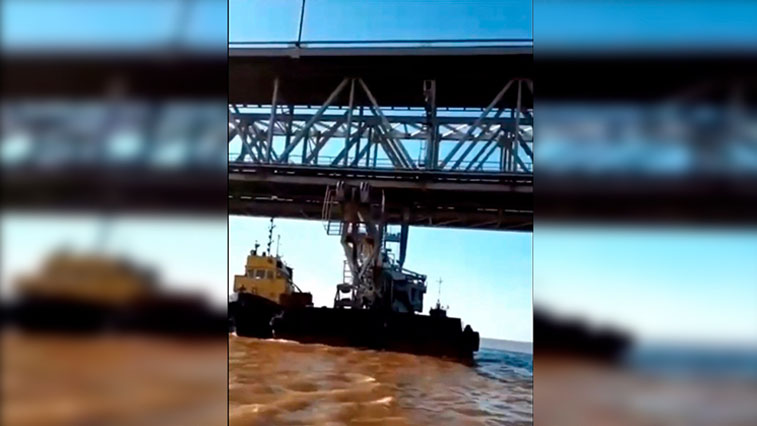 Штраф и уголовное дело: судоходная компания ответит за поврежденный мост в Хабаровске