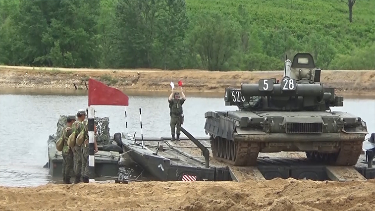 Амурские военные тайно перебросили через озеро 43-тонные танки - gtrkamur.ru